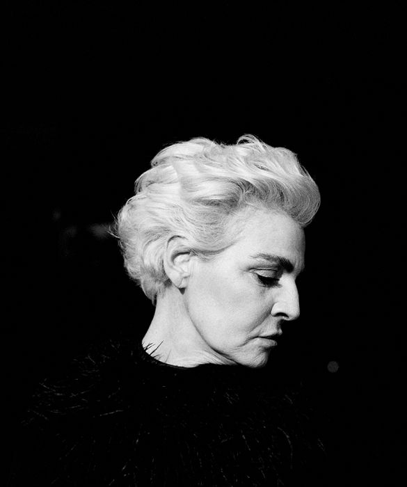 <p>Dagli anni '80 si &egrave; imposta per originalit&agrave; e personalit&agrave;, fino a diventare la musa di Giorgio Armani.</p>
